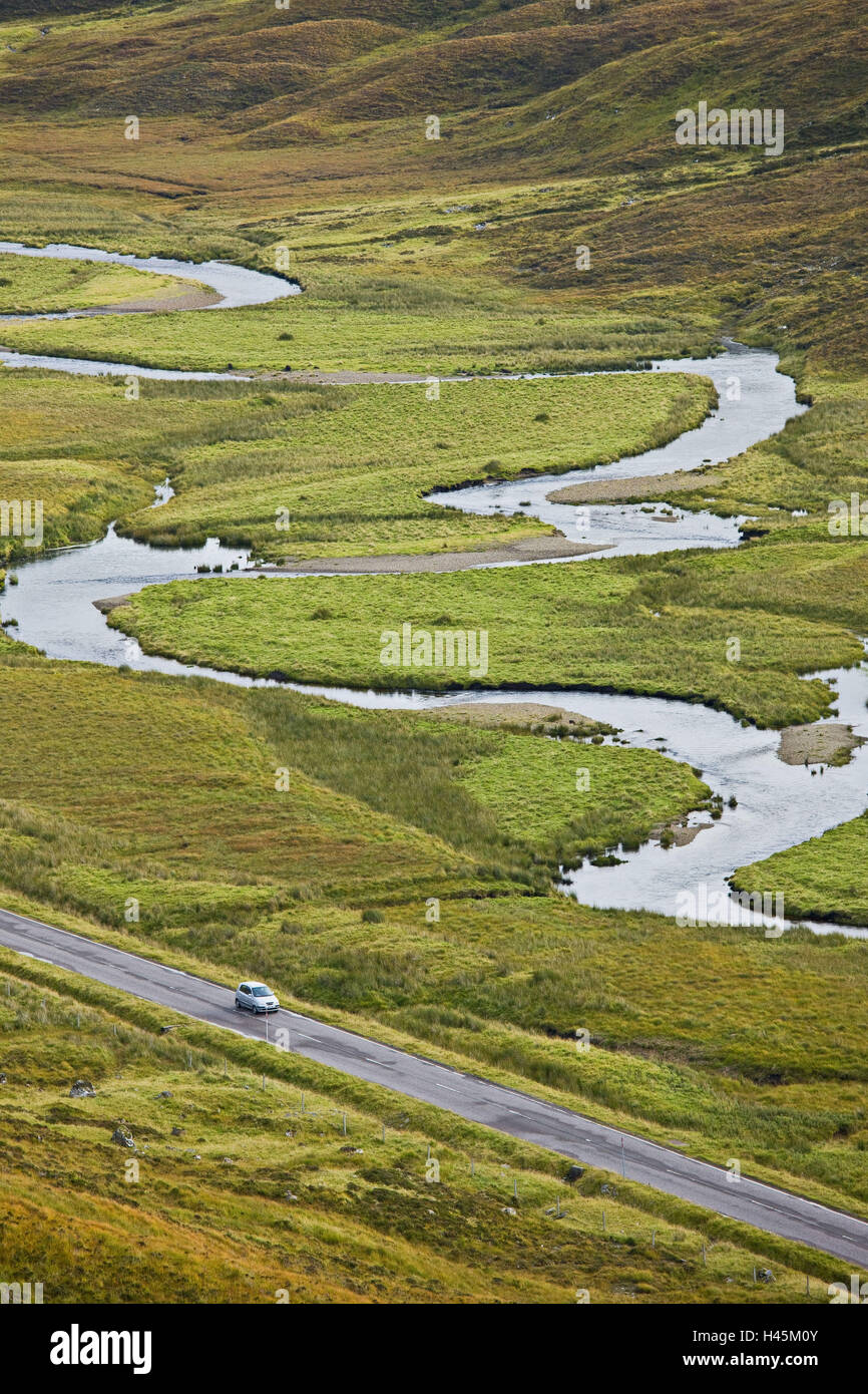 Royaume-uni, Ecosse, Highlands, Dundonnell, rivière, méandre, rue, voiture, Banque D'Images
