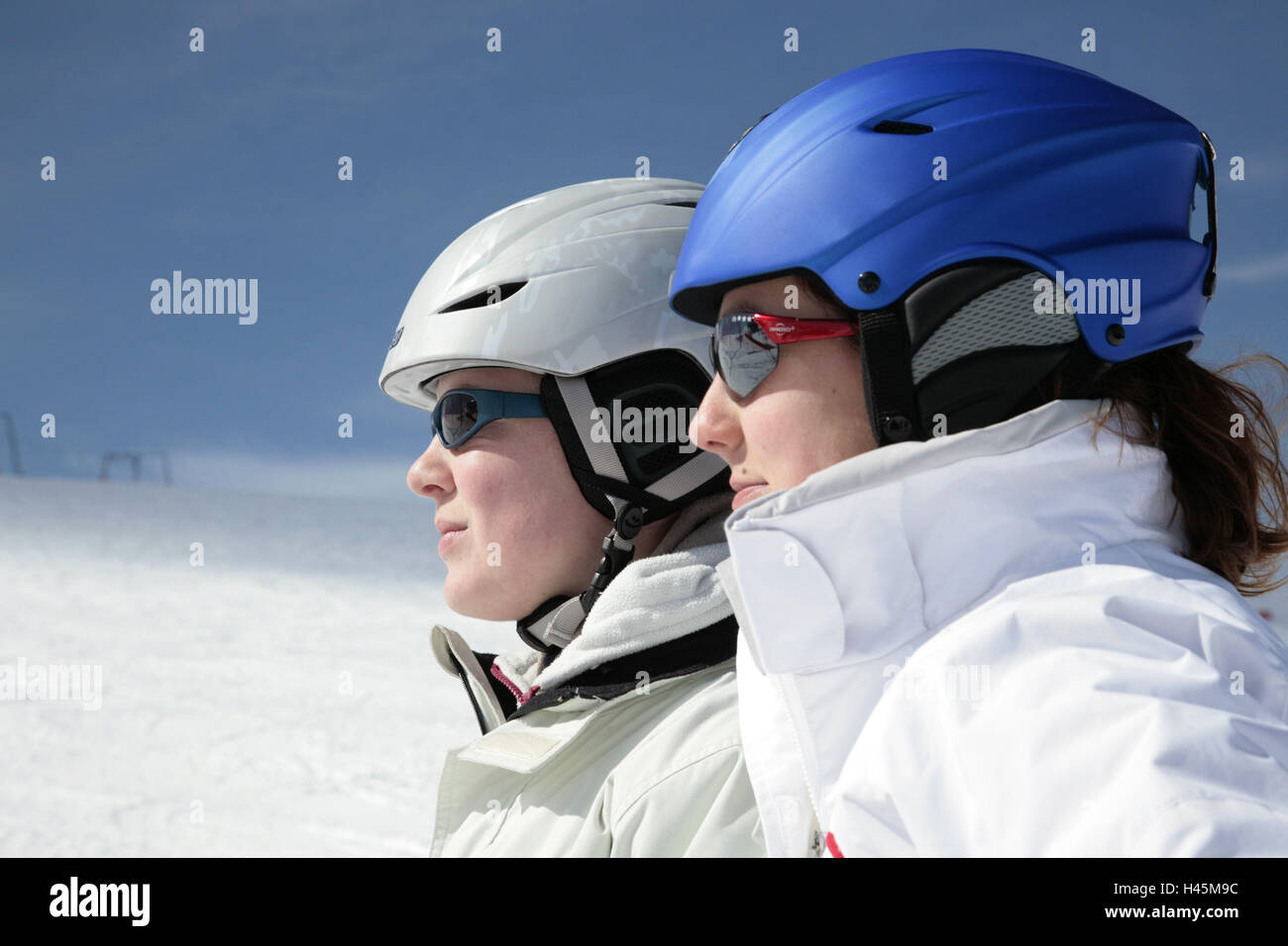 Les femmes, les jeunes, deux, vêtements de ski, casques, lunettes de ski,  portrait, vue de côté, l'Italie, les Dolomites, Fassatal, monde des  montagnes couvertes de neige, ski, Piste, piste, téléski, ascenseur,  skieurs,