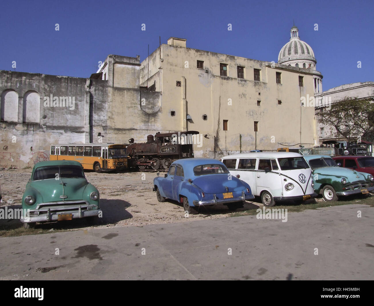 Cuba, La Havane, voitures, bus, les locomotives, le stationnement, l'arrière-plan, Capitol dome, destination de vacances, destination, les Caraïbes, Tourisme, vacances, voitures, point d'intérêt, Oltimer, street cruiser, vieux, trains, chemin de fer, bus, signifie le transport, Rusty, météo-battu, dilapidatedly, poser, garé, Capitol, historiquement, vue sur la ville, Banque D'Images