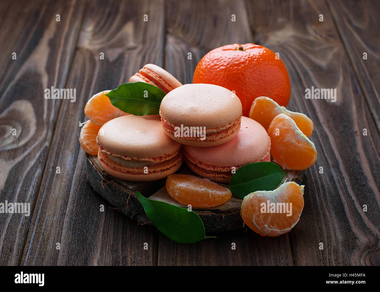 French macarons à la mandarine. Selective focus Banque D'Images