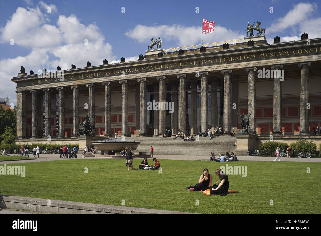 Allemagne, Berlin, vieux musée, place du château, touristiques, le modèle ne libération, ville, capitale, Architecture, bâtiment, édifice du musée, de l'île aux musées de Berlin, milieu, piliers, point d'intérêt, personne, à l'extérieur, le tourisme, l'été, Banque D'Images