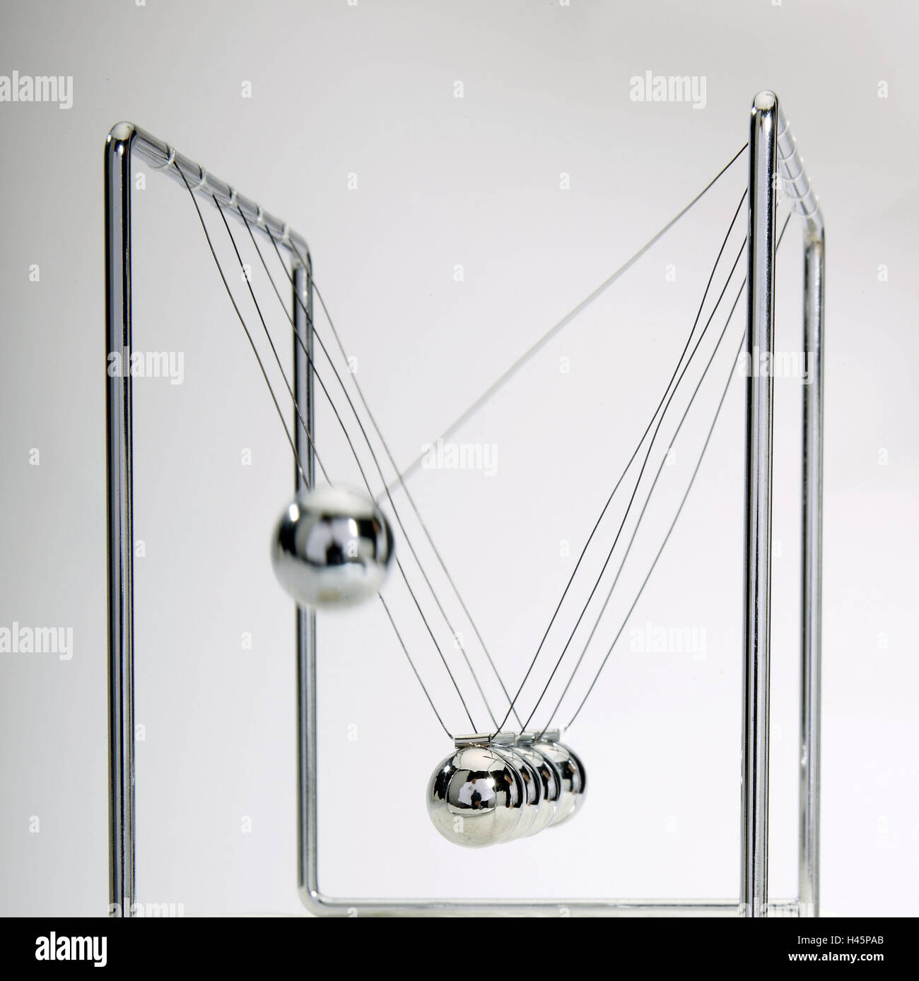 Energie mécanique et loi de conservation de l'énergie pour un pendule de  Newton