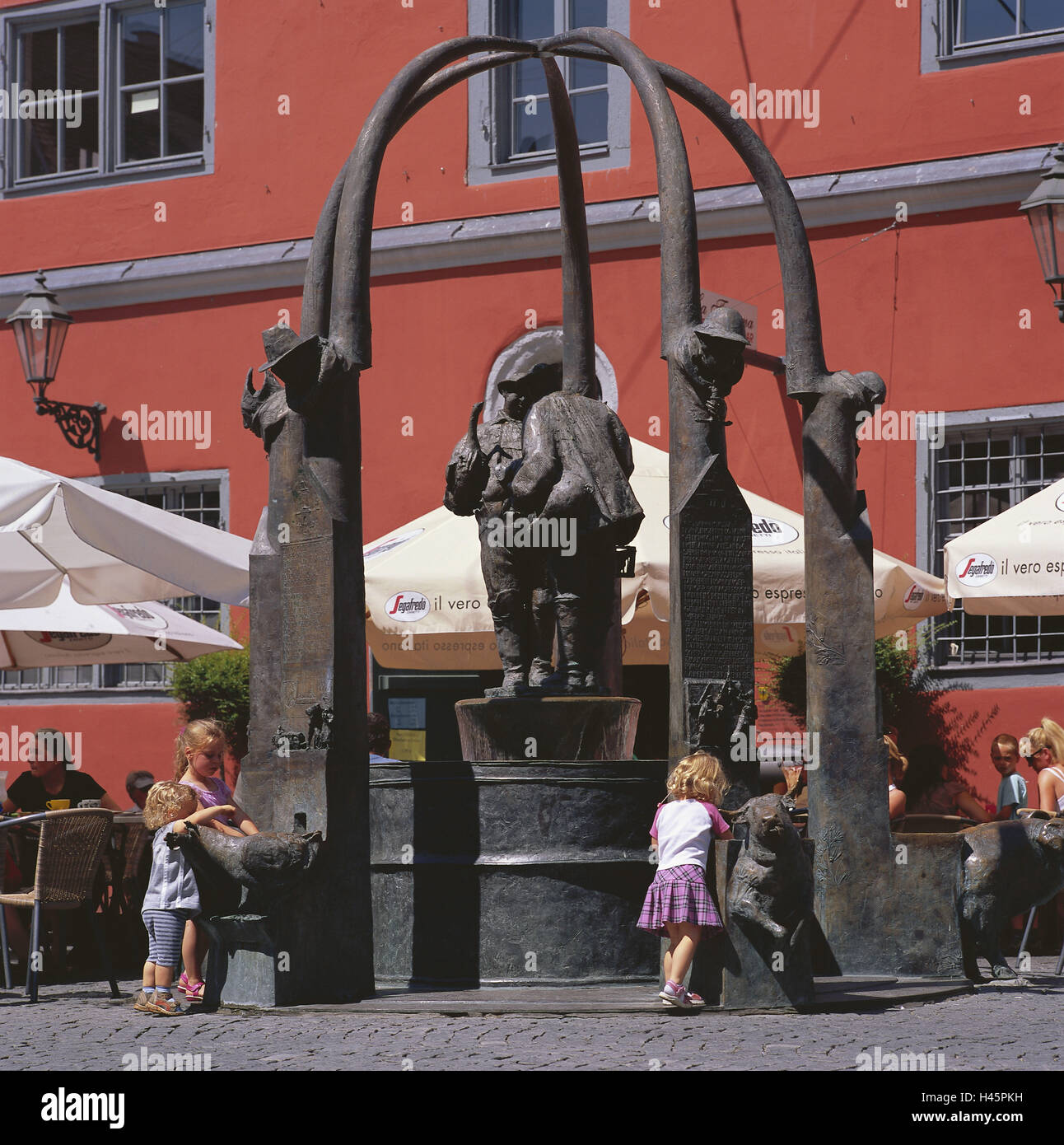 Allemagne, Bavière, souabe, Nördlingen, vieille Schranne, détail, eh bien, les enfants, le modèle ne libération, Europe, rame, rame du Danube, destination, tourisme, bâtiment, architecture, par le passé, les gens, à l'extérieur, l'été, façade, le rouge, le café de la rue, des parasols, des puits du marché, marché aux bestiaux, figures de bronze, Banque D'Images