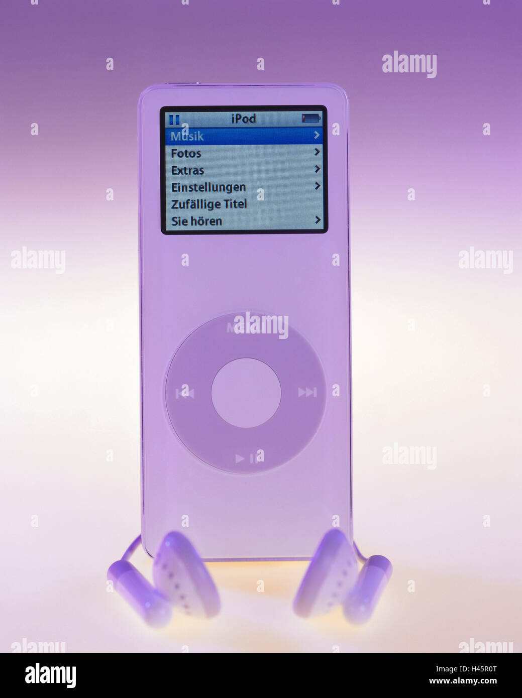 L'iPod nano, le sait, l'affichage, menu-point, la musique, les auditeurs à l'oreille, aucun des biens, la conversation-électronique, technologie, numérique, Musik-Player, MP3-Player, MP3, écouteurs, d'un programme-fonctions menu-strip, menu, télécharger, des possibilités, de la sélection, de la polyvalence, de la musique, sélection-Video-Podcasts, musique-collection, morceaux, podcasts, la flexibilité, la mobilité, le stockage-moyenne, portabel, maniable, à la mode, couleur-bien sûr encore la vie, studio, Banque D'Images
