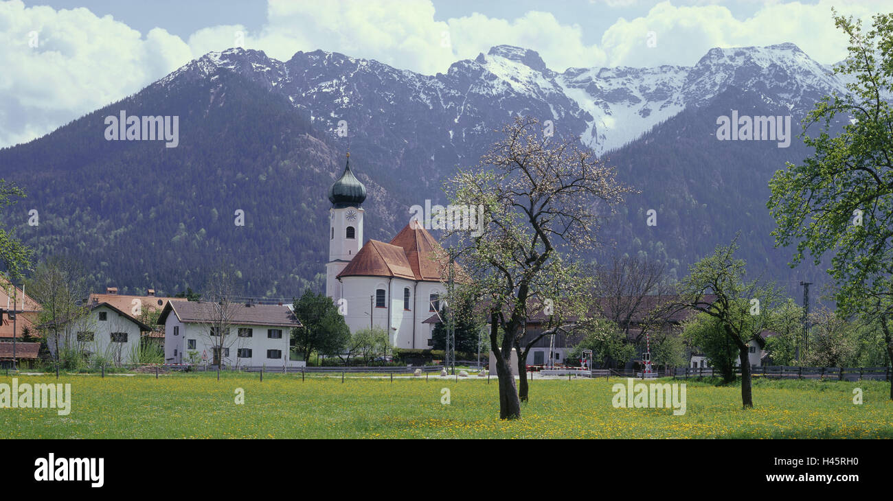 Germany, Bavaria, Eschenlohe, Werdenfels, vue locale, l'église paroissiale, Saint Clemens, Estergebirge, l'Europe, l'Allemagne, la Haute-Bavière, lieu, pré, prairie, arbres, fleurs, fleurs du printemps, église, église, construction, sacré la foi, la religion, le christianisme, montagnes, maisons, maisons d'habitation, Banque D'Images