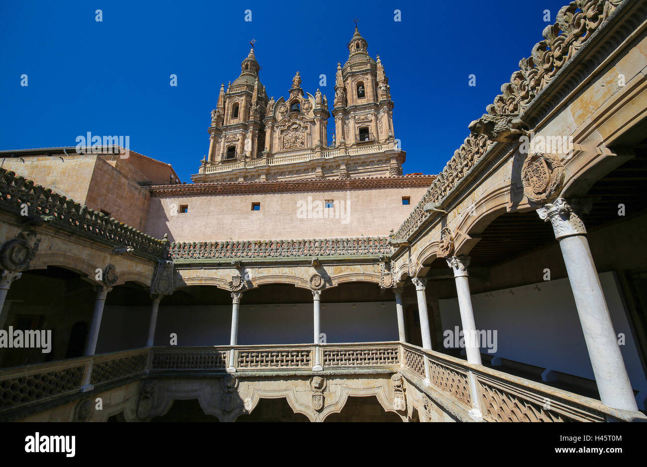 Patio de los Estudios et église de la Clerecia de l'Université de Salamanque, Espagne Banque D'Images