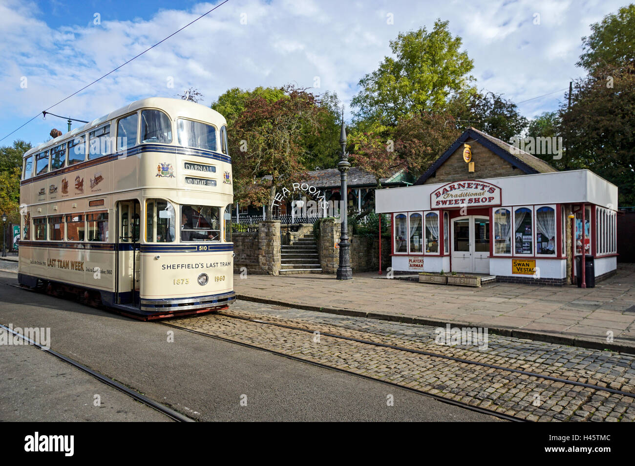 Dernier Tram de Sheffield à Barnet's Sweet Shop & Rita's thé à Crich Tramway Crich Matlock Derbyshire Angleterre Village Banque D'Images