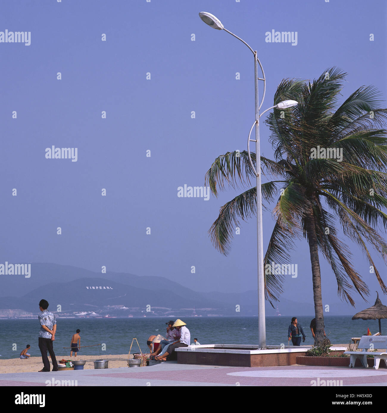 Vietnam, Nha Trang, plage, promenade, tourisme, magasin, le modèle ne libération, Asie, Asie du Sud-Est, de la ville, personne, des femmes, des locaux, des vêtements, coiffures, soins de santé, à l'extérieur, la rue, les ventes du commerce de rue, travail, tourisme, touristique, plage de sable, Mer, palmiers, mer, lanterne, ciel, bleu, sans nuages, Banque D'Images