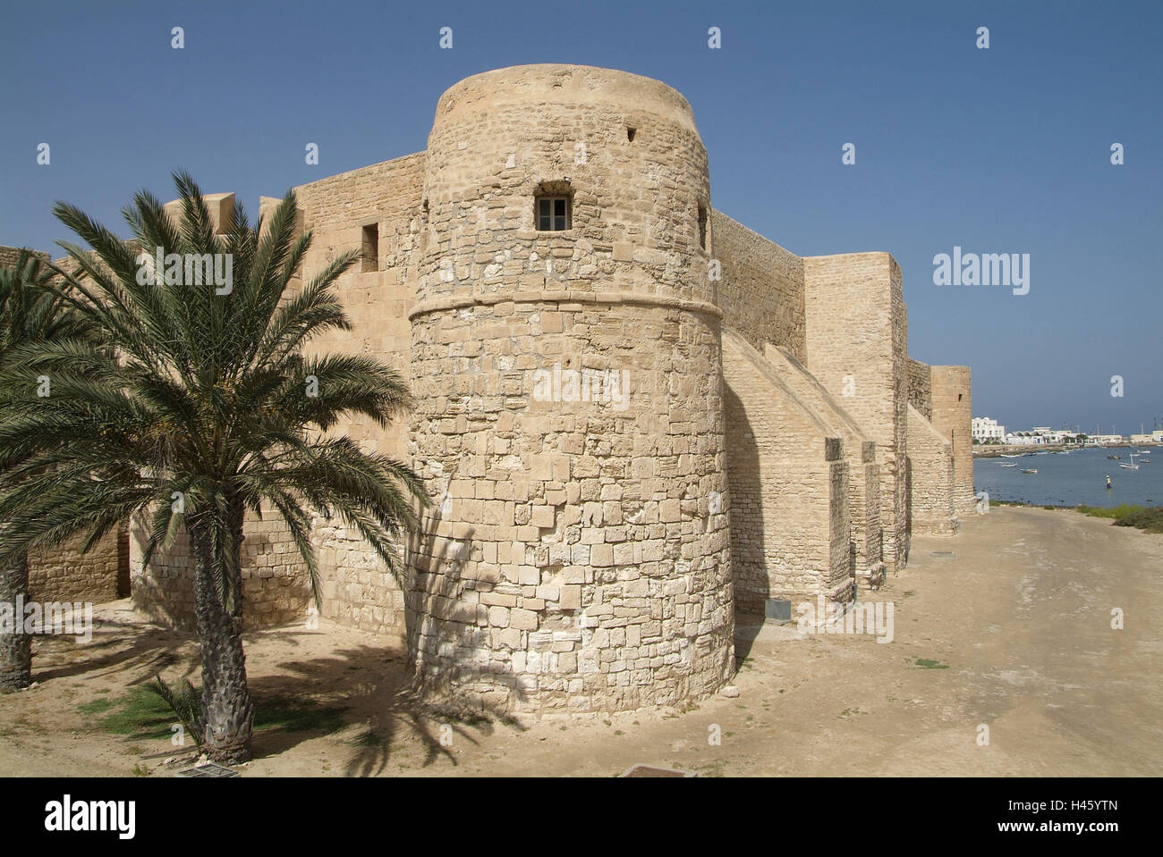 La Tunisie, Djerba, Houmt-Souk, forteresse Bordj cuillerée Kebir, de palmiers, de mer, Banque D'Images