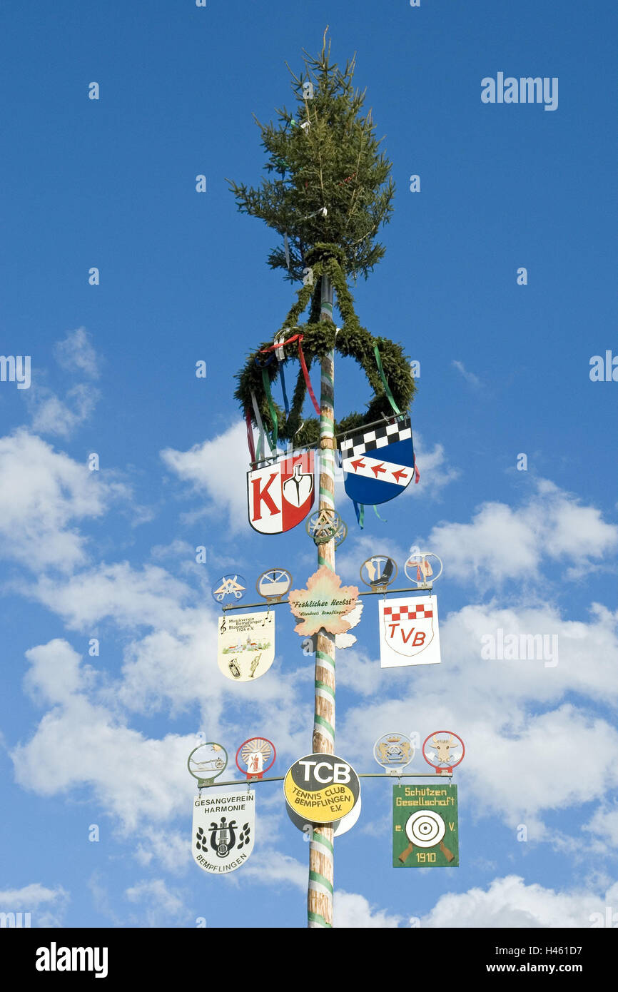 Allemagne, Bade-Wurtemberg, Bempflingen vilage (), maypole, place, traditions, coutumes et traditions, ressort de la coutume, signes, associations professionnelles, associations sportives, le ciel, bleu, nuages, personne, Banque D'Images