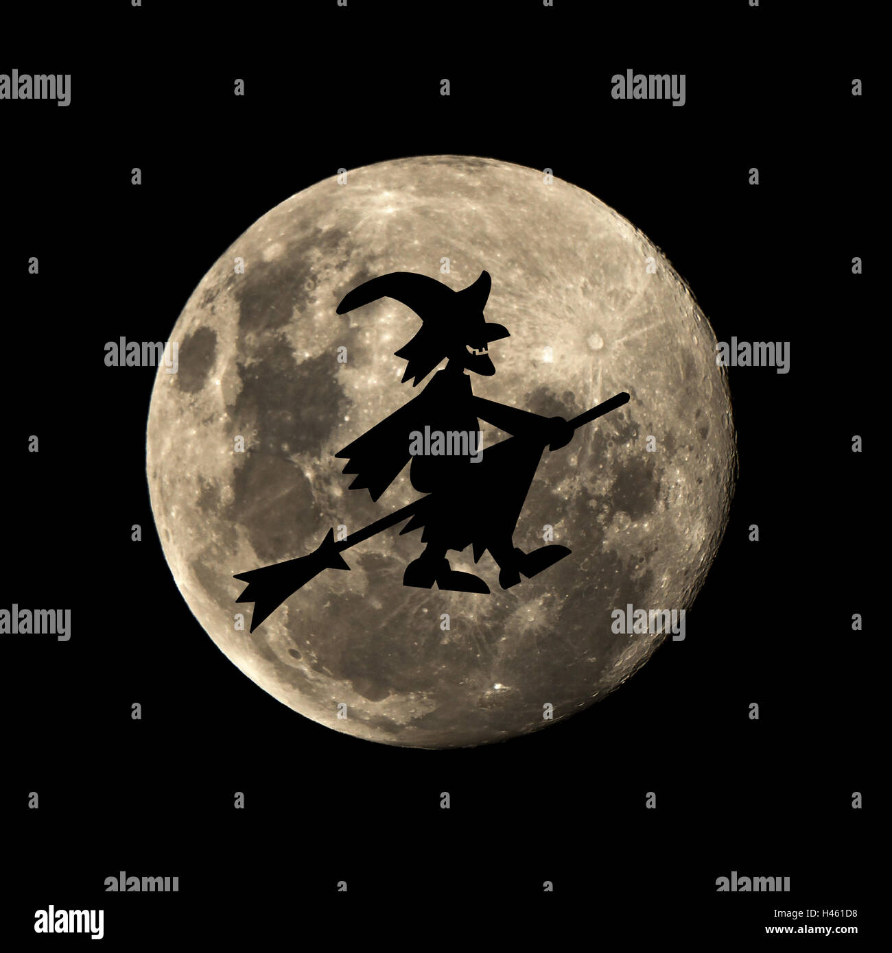 Halloween sorcière dans la nuit noire s'inscrit dans la silhouette de la lune Banque D'Images