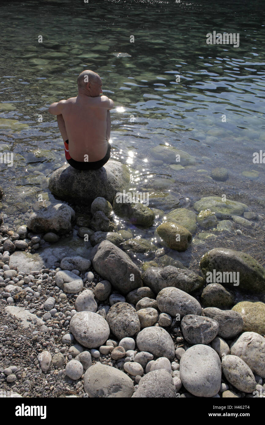 L'Espagne, les îles Baléares, Majorque, Cala Deia, homme, pierre, s'asseoir, Banque D'Images