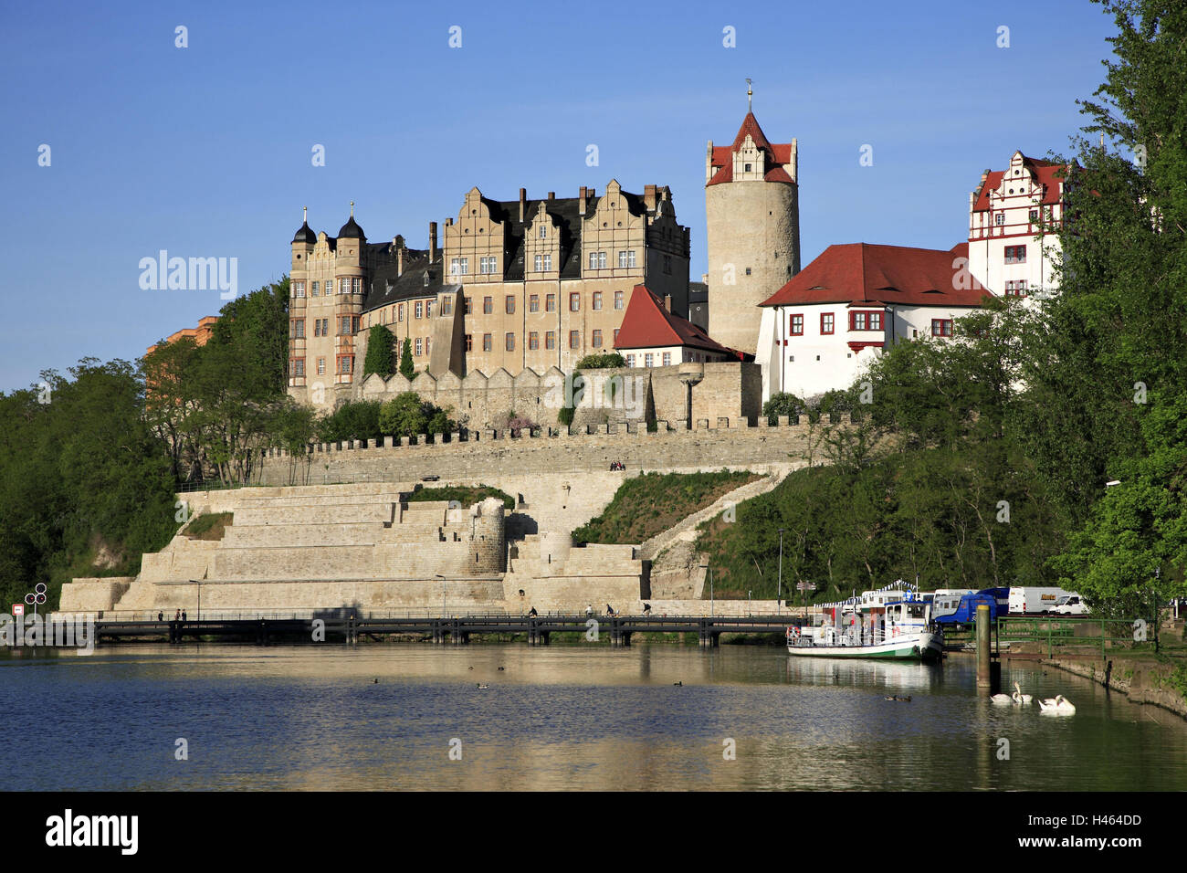 L'Allemagne, la Saxe-Anhalt, Bernburg, château de la rivière hall, navire, château, tourisme, point d'intérêt, de la culture, de l'architecture, la structure, l'Espiègle, l'Espiègle's Tower, musée, tour, de l'eau, de styles architecturaux, roman, Renaissance, maison de vacances de bateau, Banque D'Images