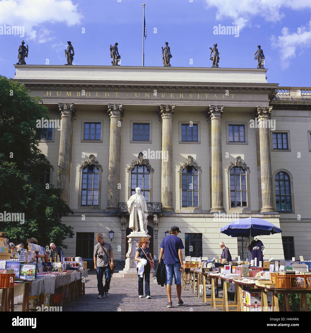 Allemagne, Berlin, l'Université Humbold, marché aux puces, les ventes de livres, passant, aucun modèle de presse, Europe, ville, capitale, Berlin, ville partie au milieu de l'Université Humbold, ville universitaire, bâtiment, architecture, Université, ventes, des livres, des clients éventuels, fouiller, personnes, Summers, statues, façade, à l'extérieur, Banque D'Images