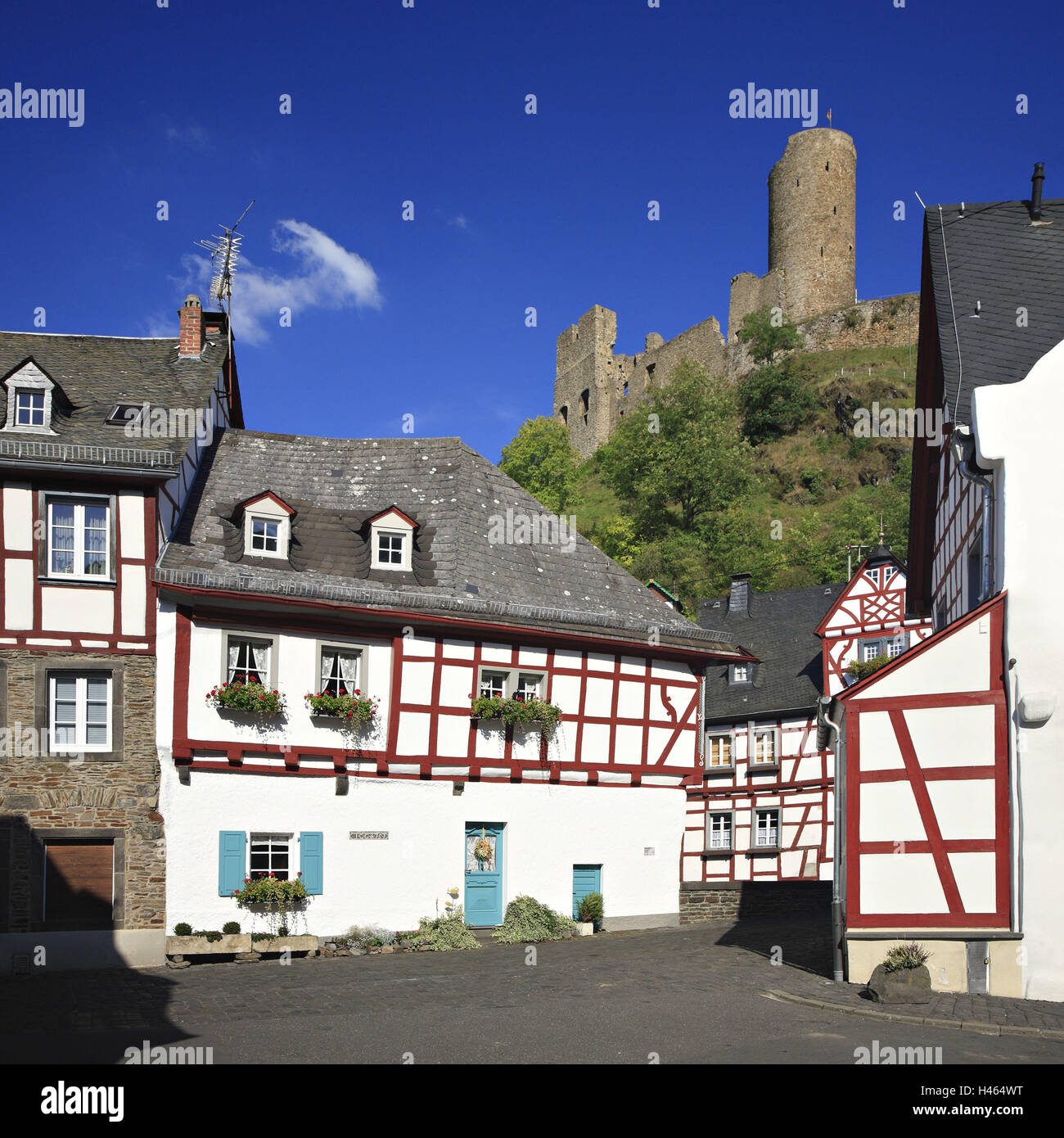 Allemagne, Rhénanie-Palatinat, Monreal, ruine du château, maisons à colombages, Banque D'Images