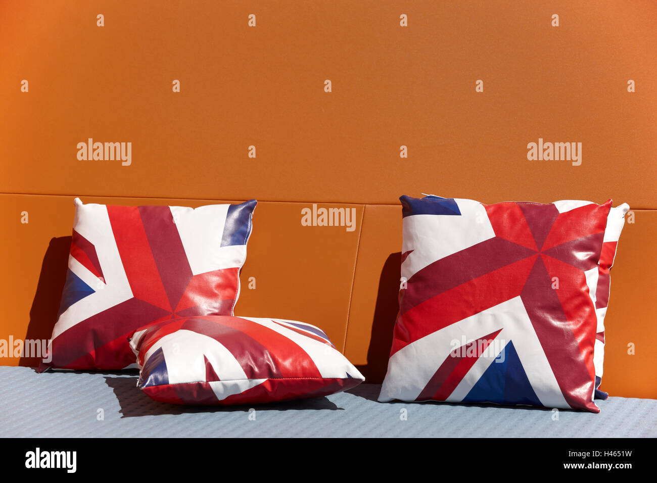 Avec la zone chill out et coussins de couleurs orange wall. L'horizontale Banque D'Images