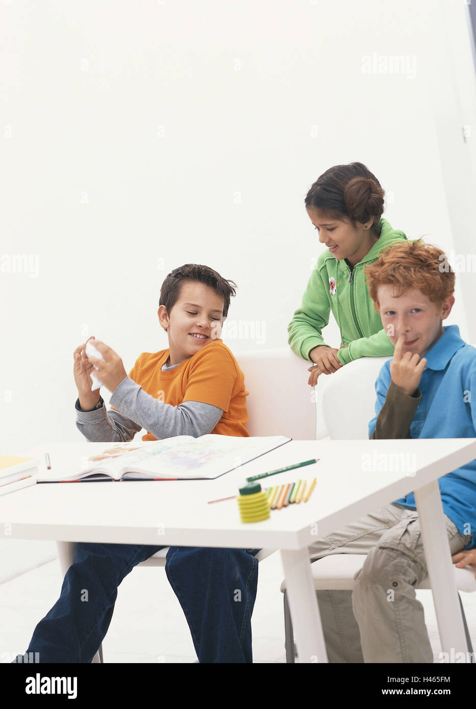 L'école, de classe, pause, écolier, blague, bureau, école de taquiner la relâche scolaire, personne, enfants, trois, à l'école des enfants, élèves du primaire, l'école des amis, des amis, la conversation, heureux, d'une période de vie, les heures d'école, l'enseignement obligatoire, à l'intérieur, Banque D'Images