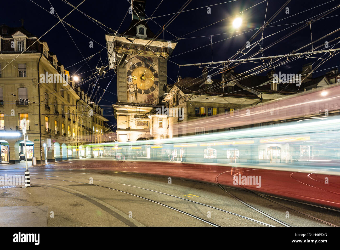 Le tram s'engouffre dans la nuit en face de la tour de l'horloge (Clock Tower) à Berne, Suisse, capitale Banque D'Images