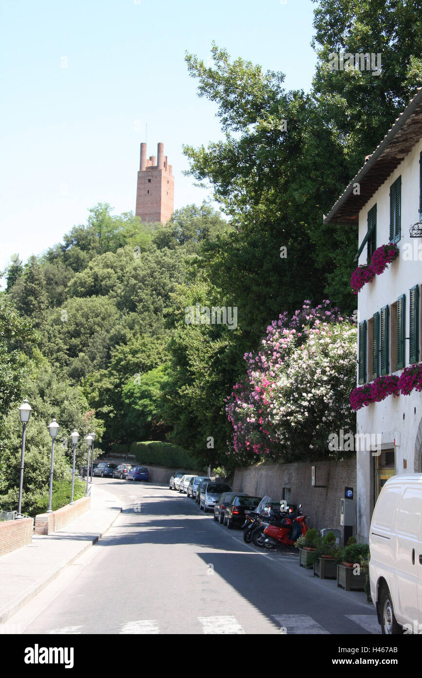 Italie, Toscane, San Miniato, Torre de Frederico, maison d'habitation, détail, ville, la destination, le lieu d'intérêts, d'un bâtiment, architecture, château, Rocca, tour, Friedrich's tower, tour de briques, plantes, arbustes, arbres, maison, fleurs, rue, voitures, scooters, parc, à l'extérieur, déserte, Banque D'Images
