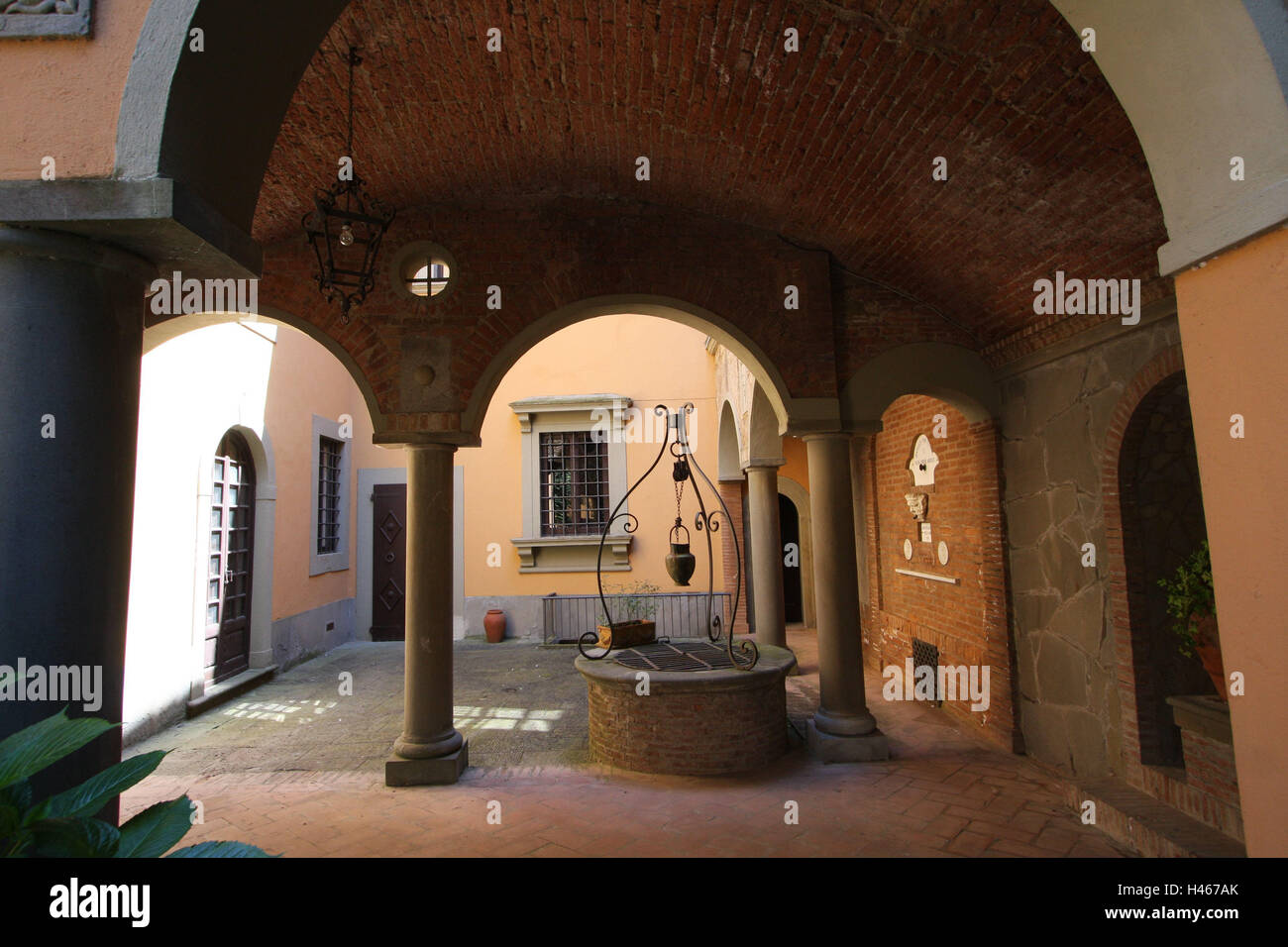 Italie, Toscane, San Miniato, Loretino oratorio, villa, cour intérieure, eh bien, la ville, la destination, le lieu d'intérêts, l'architecture, maison d'habitation, maison, arcades, arcs, piliers, brique, à l'extérieur, déserte, Banque D'Images