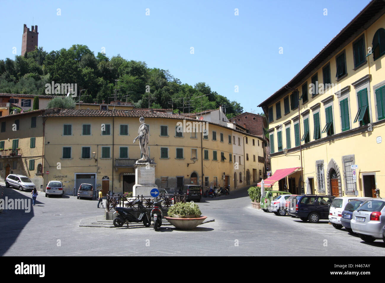 Italie, Toscane, San Miniato, Piazza Buonaparte, maisons, statue, Leopoldo Secundo, la ville, la destination, le lieu d'intérêt, architecture, maisons d'habitation, à l'extérieur, sculpture, sculpture, monument, historiquement, l'arrière-plan, Tour, tour, Friedrich Banque D'Images