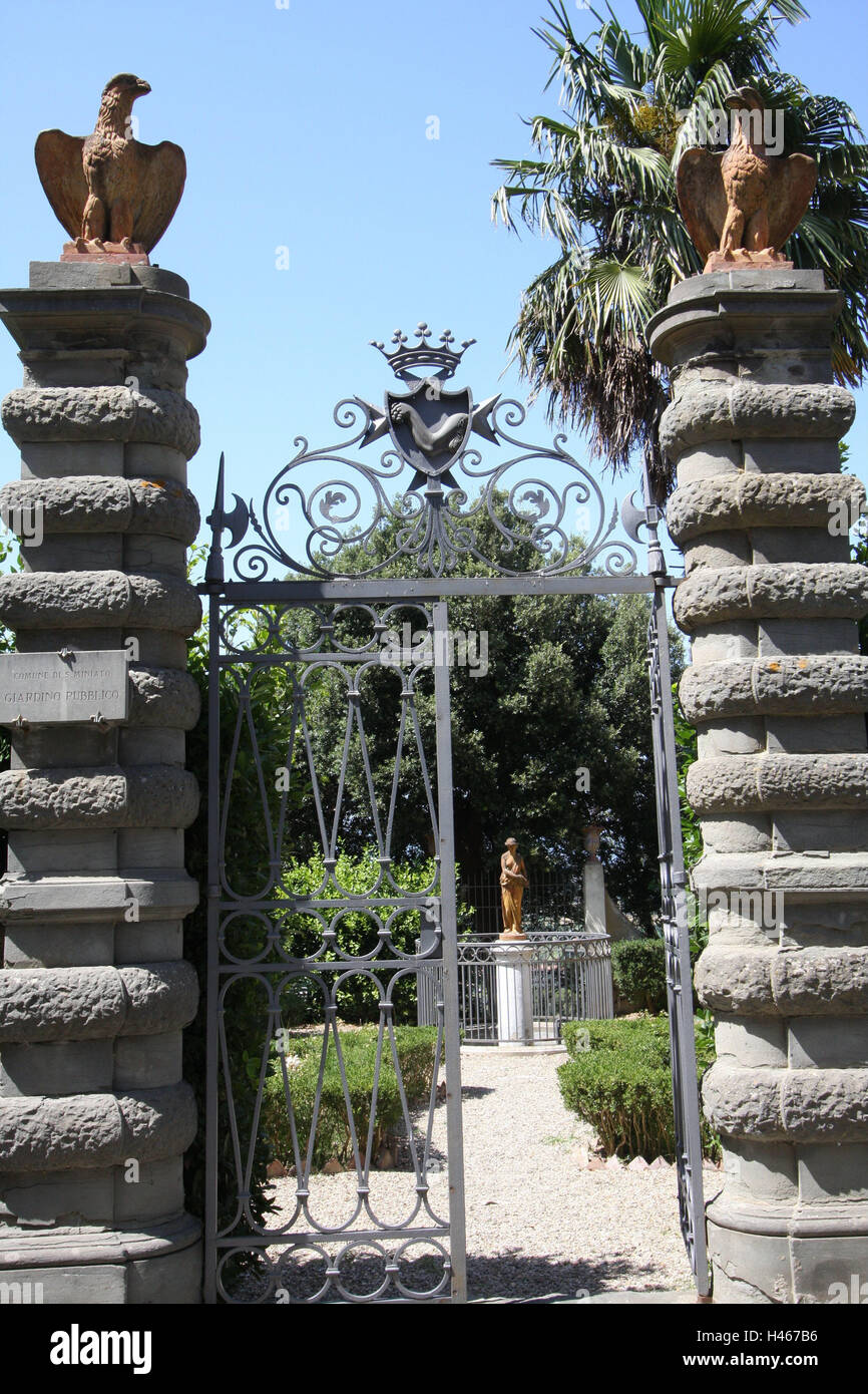Italie, Toscane, San Miniato, parc, d'entrée, objectif, ville, destination, Town Park, parc, gate, piliers, statues, aigles, fer à repasser, d'armes, objectif manteau extérieur, ensoleillé, déserte, Banque D'Images