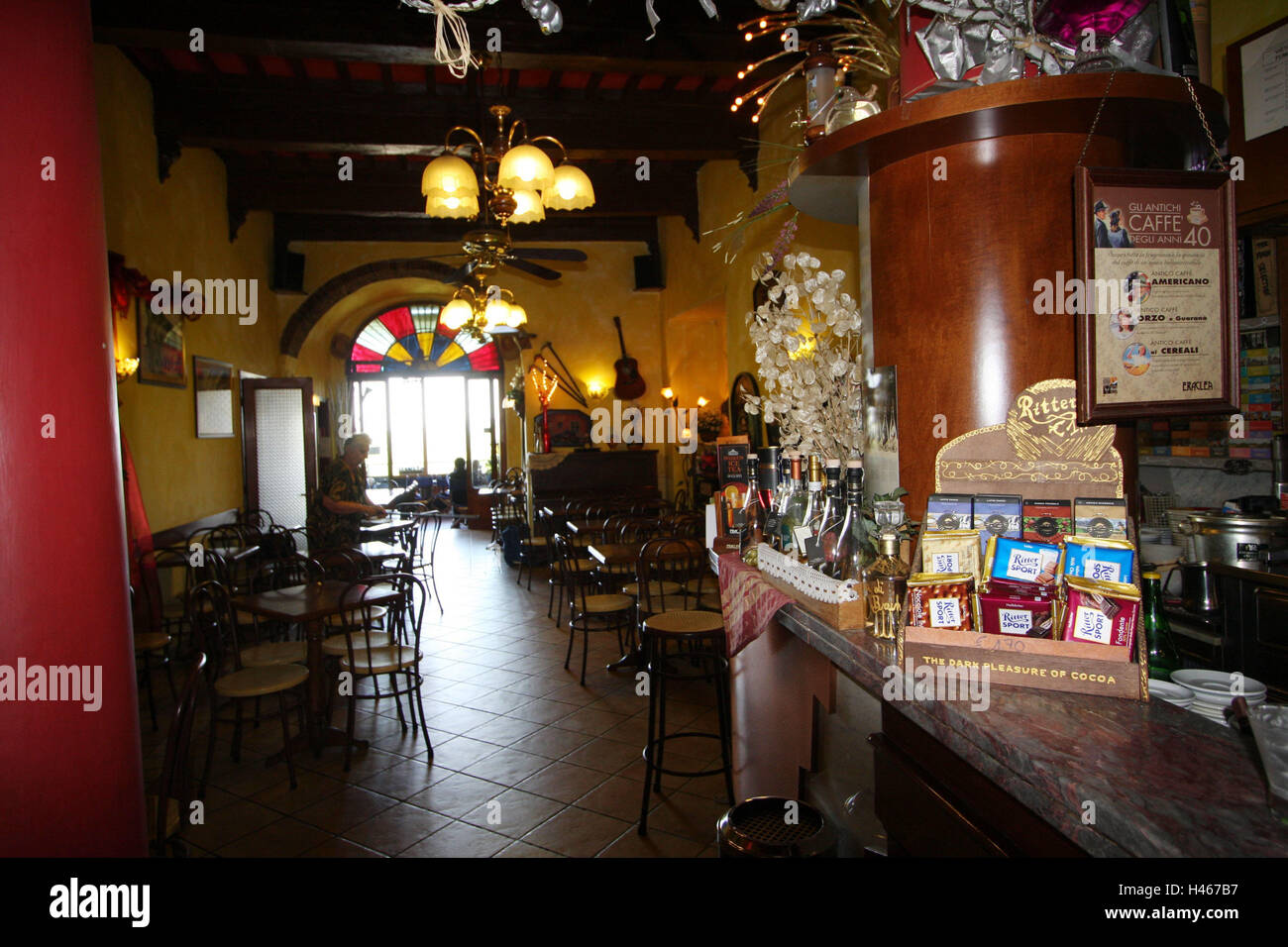 Italie, Toscane, San Miniato, Caffe, centrale réduite, tourné de l'intérieur, le modèle ne libération, ville, destination, gastronomie, bar, tables, chaises, arrangement intérieur, personne, temps de loisirs, café, Banque D'Images