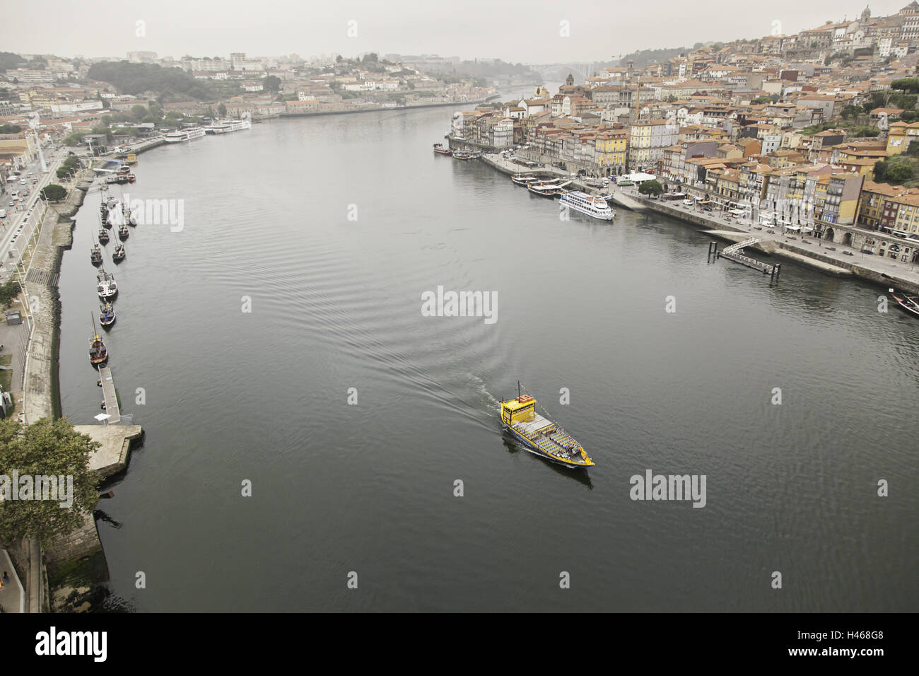 Bateau dans le port, la ville et le tourisme Banque D'Images