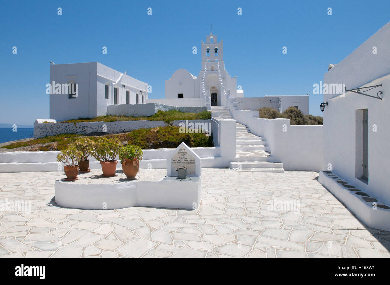 Vue avant du monastère de Chrisopigi, vu de la cour intérieure, Sifnos, Cyclades, en Grèce, la Banque D'Images