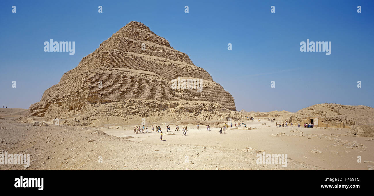 L'Égypte, Sakkara, pyramide de Djoser, touristiques, désert, Netjerichet pyramide, pyramide, pyramide, Djoser, structure, soutenue en nombre, pierres, nécropole, tombeau, UNESCO World Heritage, personne, du tourisme, de l'attraction, point d'intérêt, panorama, Banque D'Images