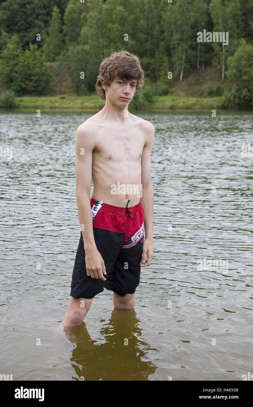 Lacs, garçon, adolescent, maillot de bain, l'eau, support Photo Stock -  Alamy