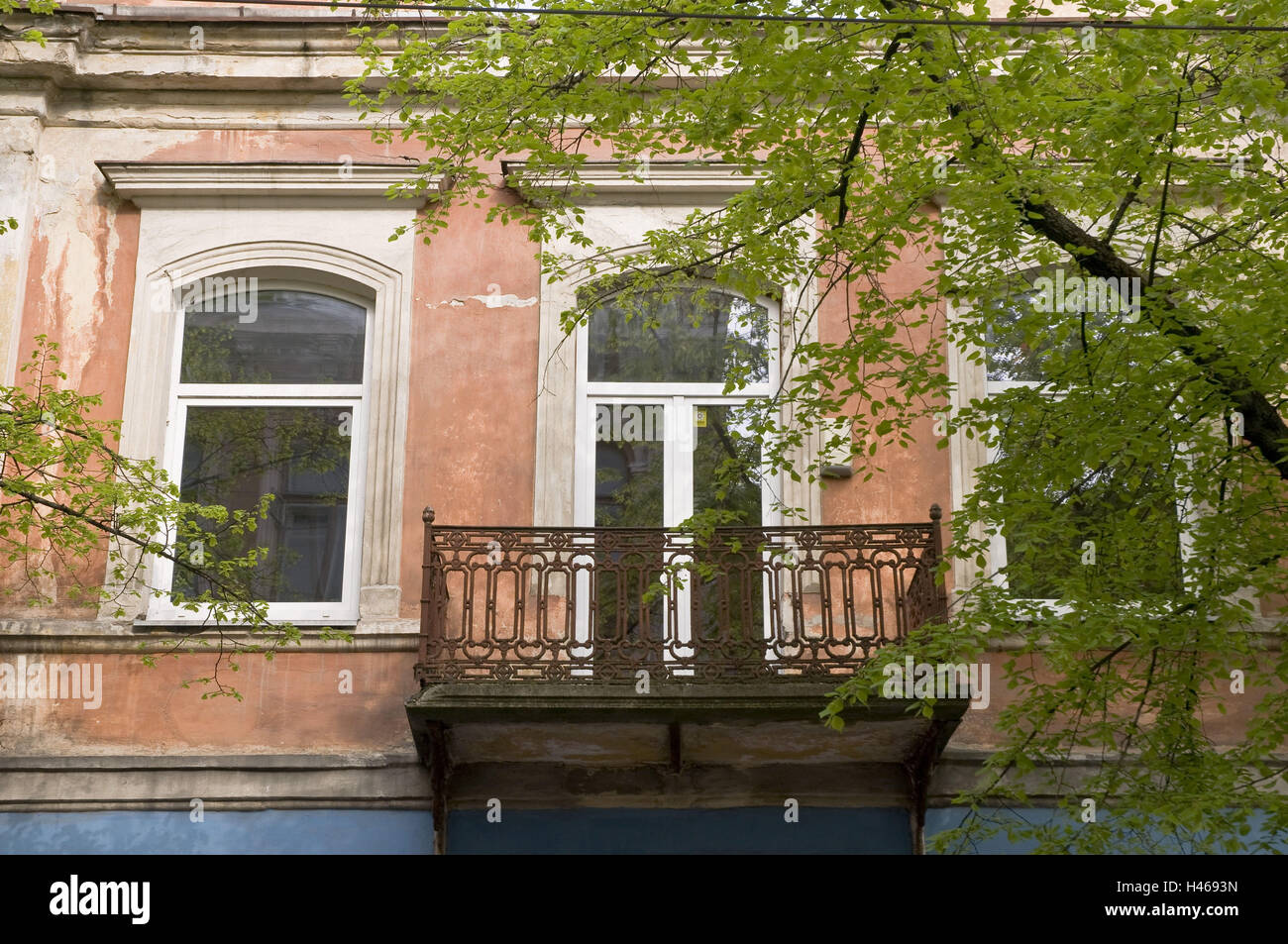 La Lituanie, Vilnius, Vieille Ville, Sodu Gatve, house, old, balcon, arbre, détail, Banque D'Images