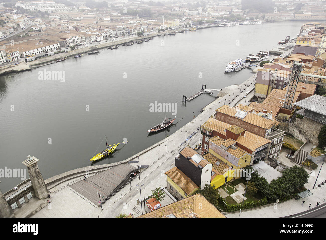 Bateau dans le port, la ville et le tourisme Banque D'Images