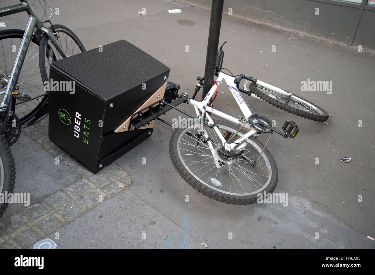 La gare de Liverpool Street à Londres. Uber mange vélo livraison chuté au et enchaîné à un lampadaire Banque D'Images