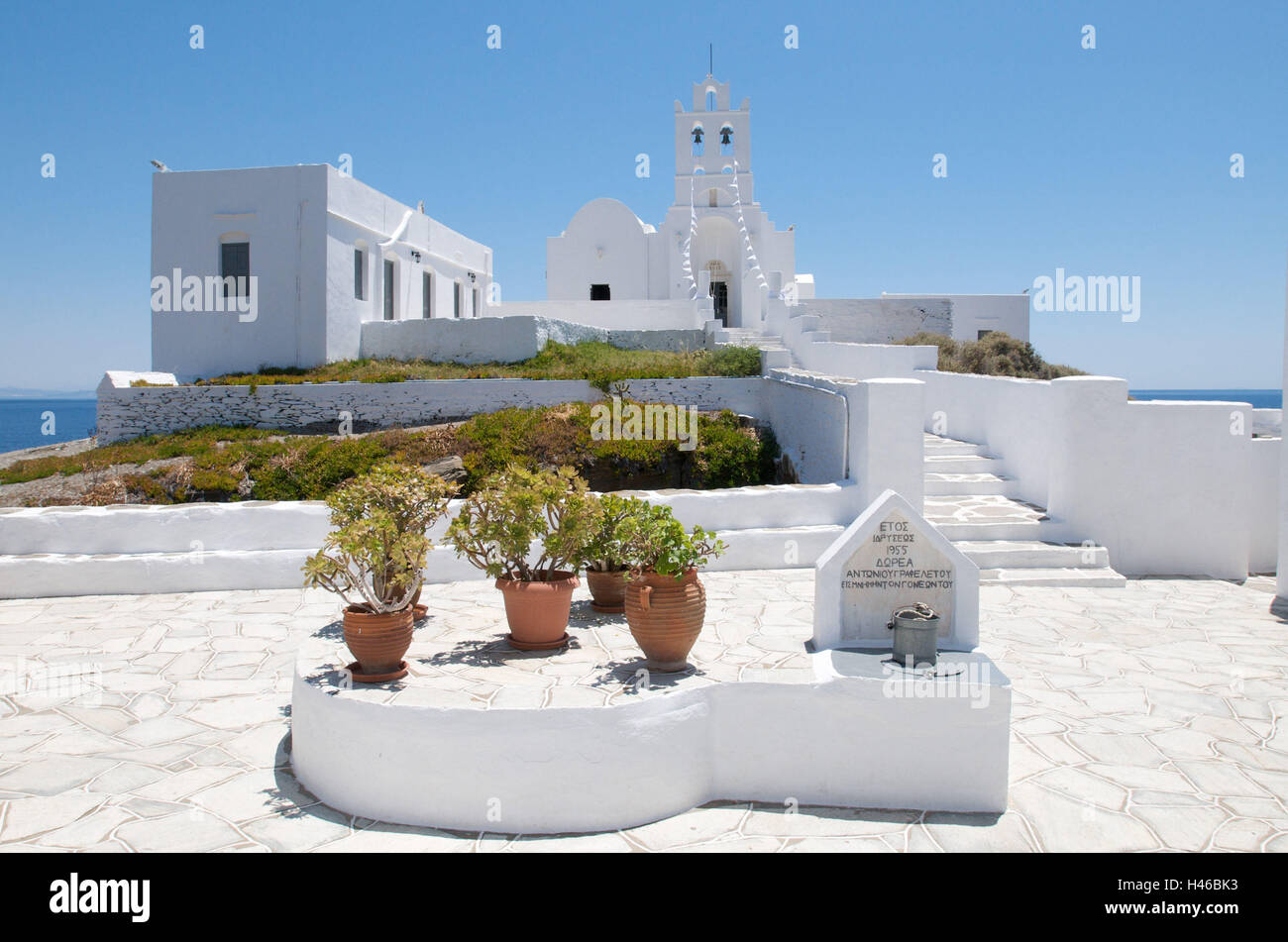 Vue avant du monastère de Chrisopigi, vu de la cour intérieure, Sifnos, Cyclades, en Grèce, la Banque D'Images