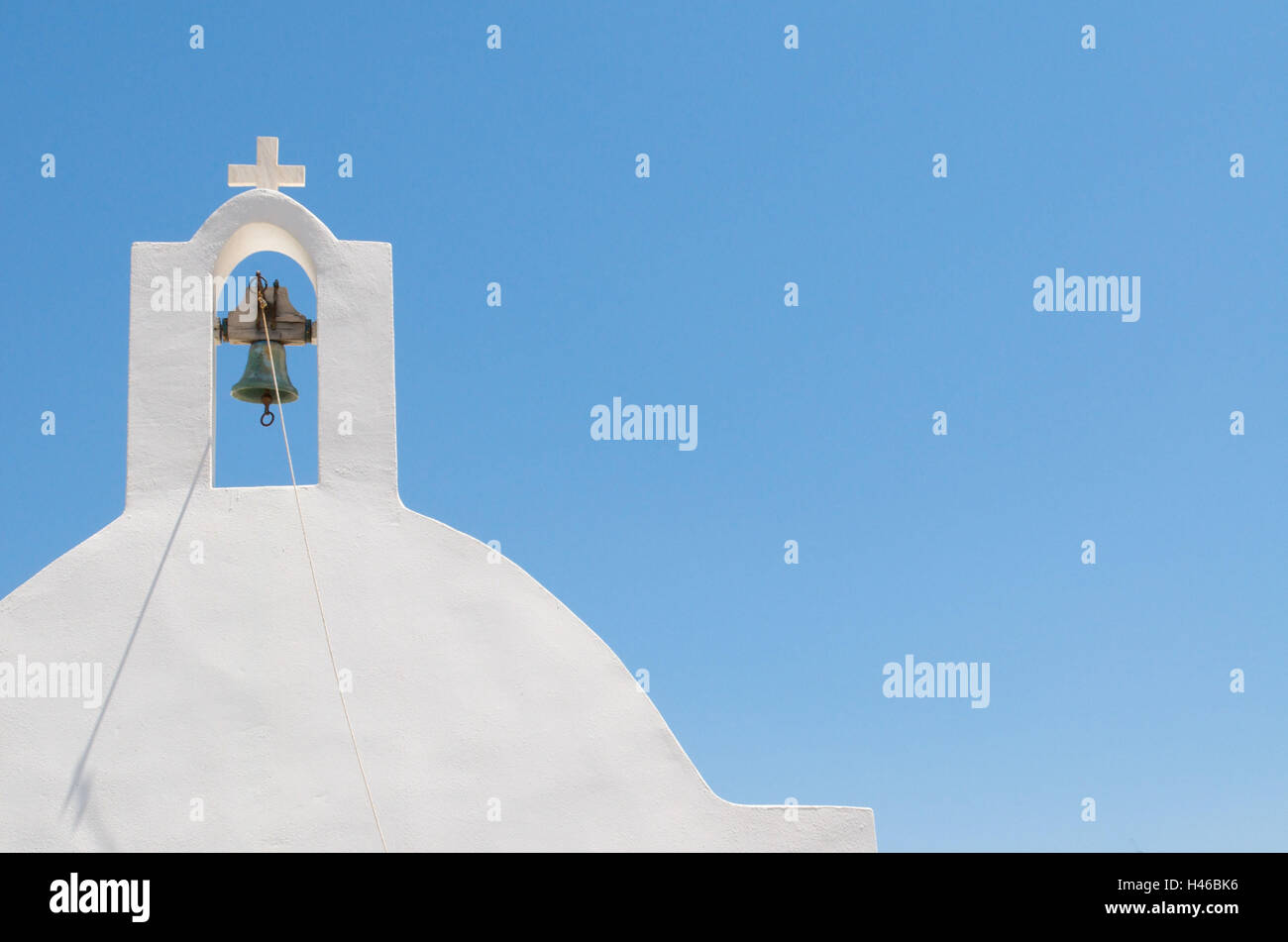 Chapelle, clocher, ciel bleu, près de Chrisopigi, île de Sifnos, Grèce, Banque D'Images