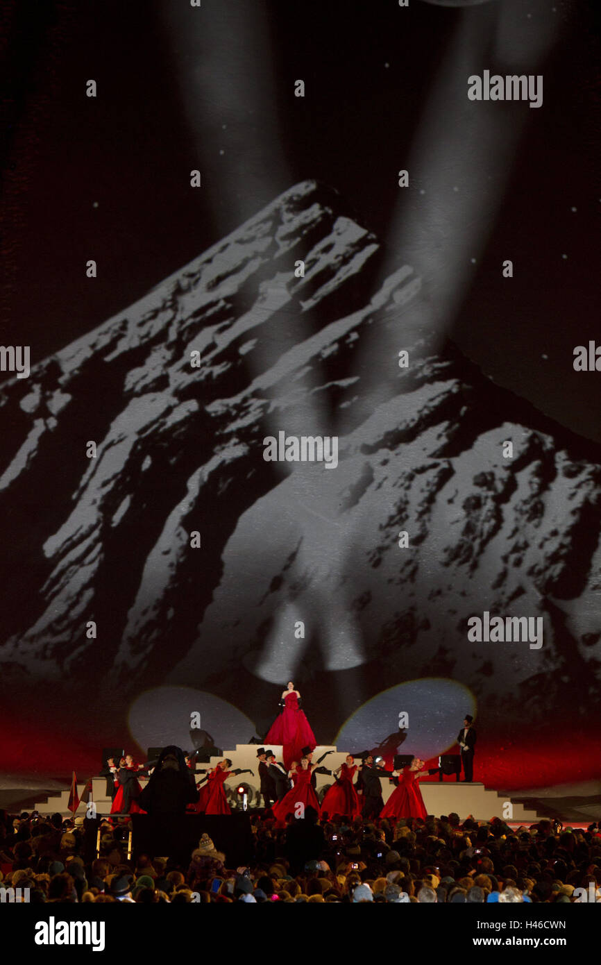 Championnat du monde de ski en 2011, Garmisch-Partenkirchen, la cérémonie d'ouverture dans le stade de ski, projection, montagne, plateau de tournage, singer, dans la soirée, l'Allemagne, la Bavière, la Haute-Bavière, Werdenfels, Garmisch, partie des églises, événement, événement, fête, célébration, sk Banque D'Images