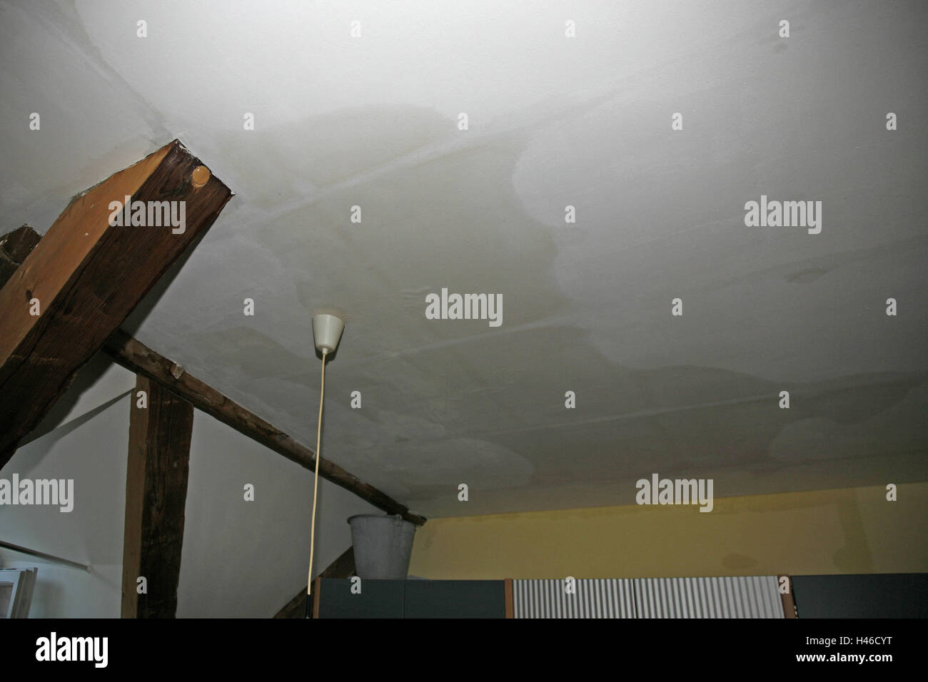 Télévision, prix plafond, dégâts des eaux, dommages, construction, plafond, assurance de biens, assurance, assurance des effets mobiliers, cas de dommages, la couverture d'assurance, de l'eau, plat, plafonds, murs, pour les tâches d'eau, des taches, de l'humidité, Banque D'Images