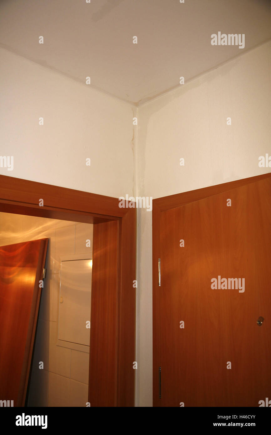 Prix plafonds, murs, cadre de porte, les dégâts des eaux, de dommages, de la construction, de télévision, de l'assurance, l'assurance des biens à usage domestique, l'assurance, la couverture d'assurance, dommages, dommages de cas, l'eau, pour les tâches d'eau, les voies d'eau, télévision, CAPS, prix plafonds, murs, portes, chambres familiales, Banque D'Images