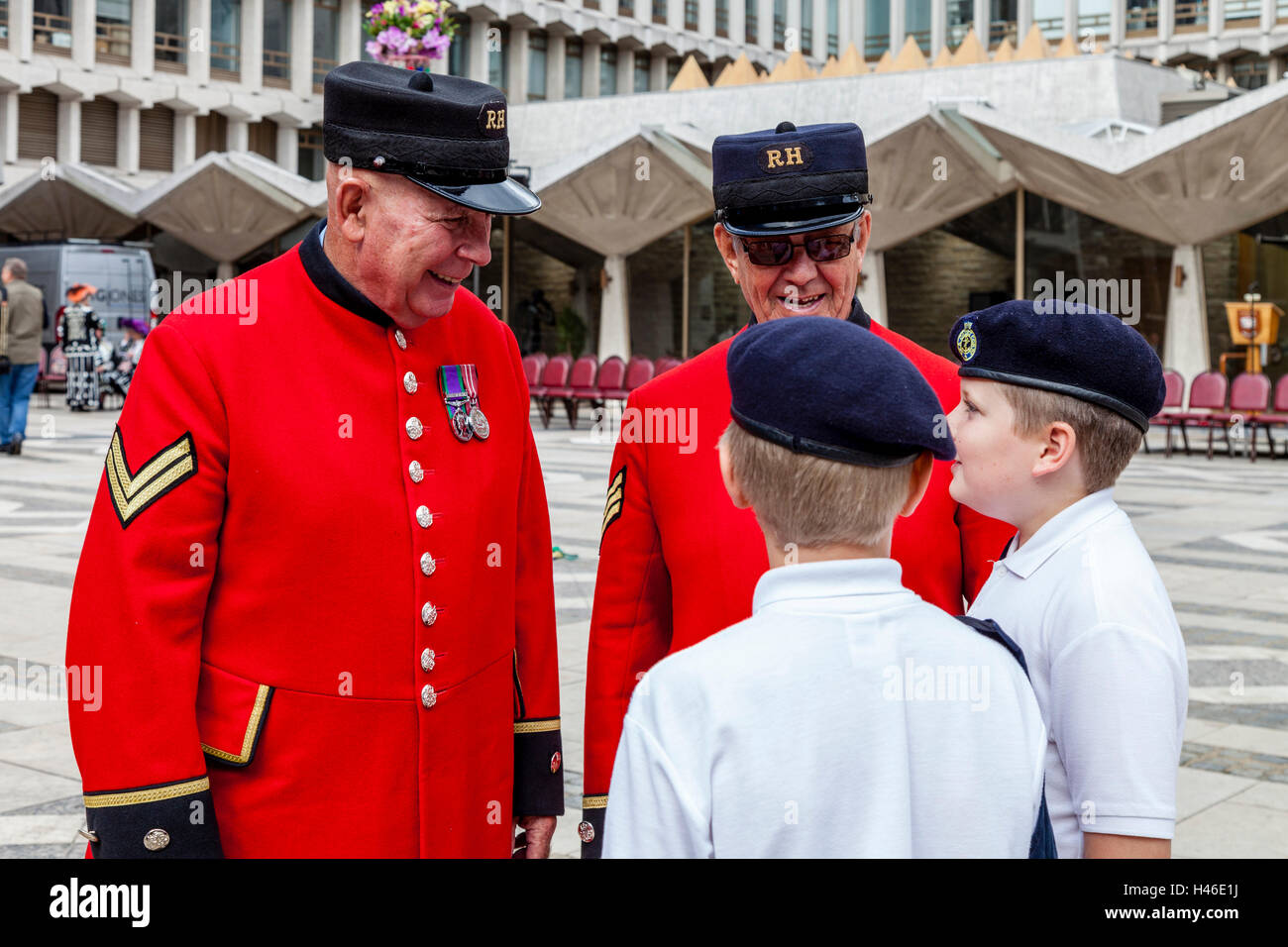 Chelsea retraités parler deux à deux Les Cadets de la à l'Pearly Kings and Queens' Harvest Festival, Londres, Angleterre Banque D'Images