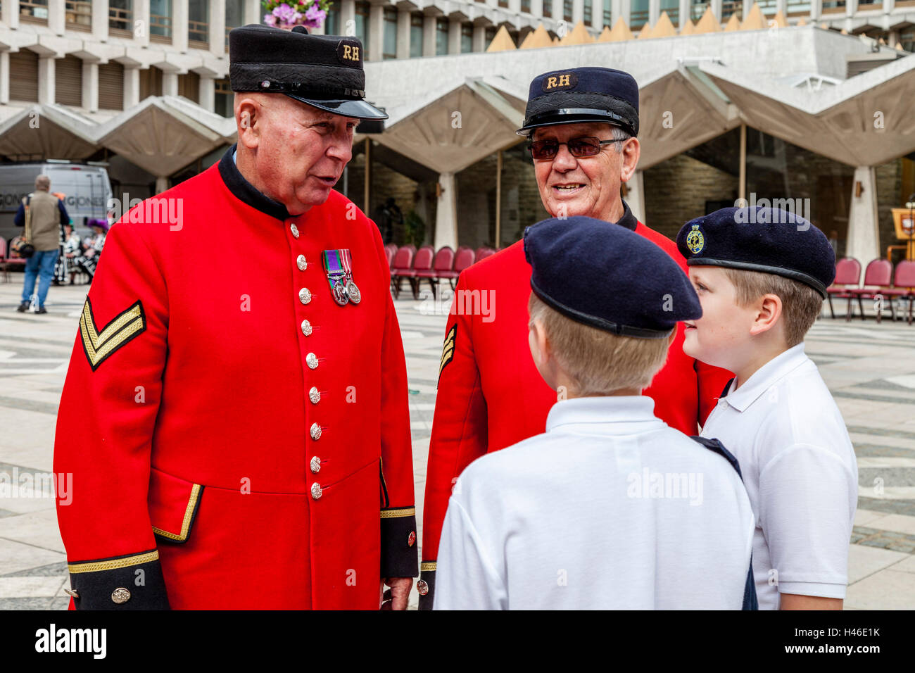 Chelsea retraités parler deux à deux Les Cadets de la à l'Pearly Kings and Queens' Harvest Festival, Londres, Angleterre Banque D'Images