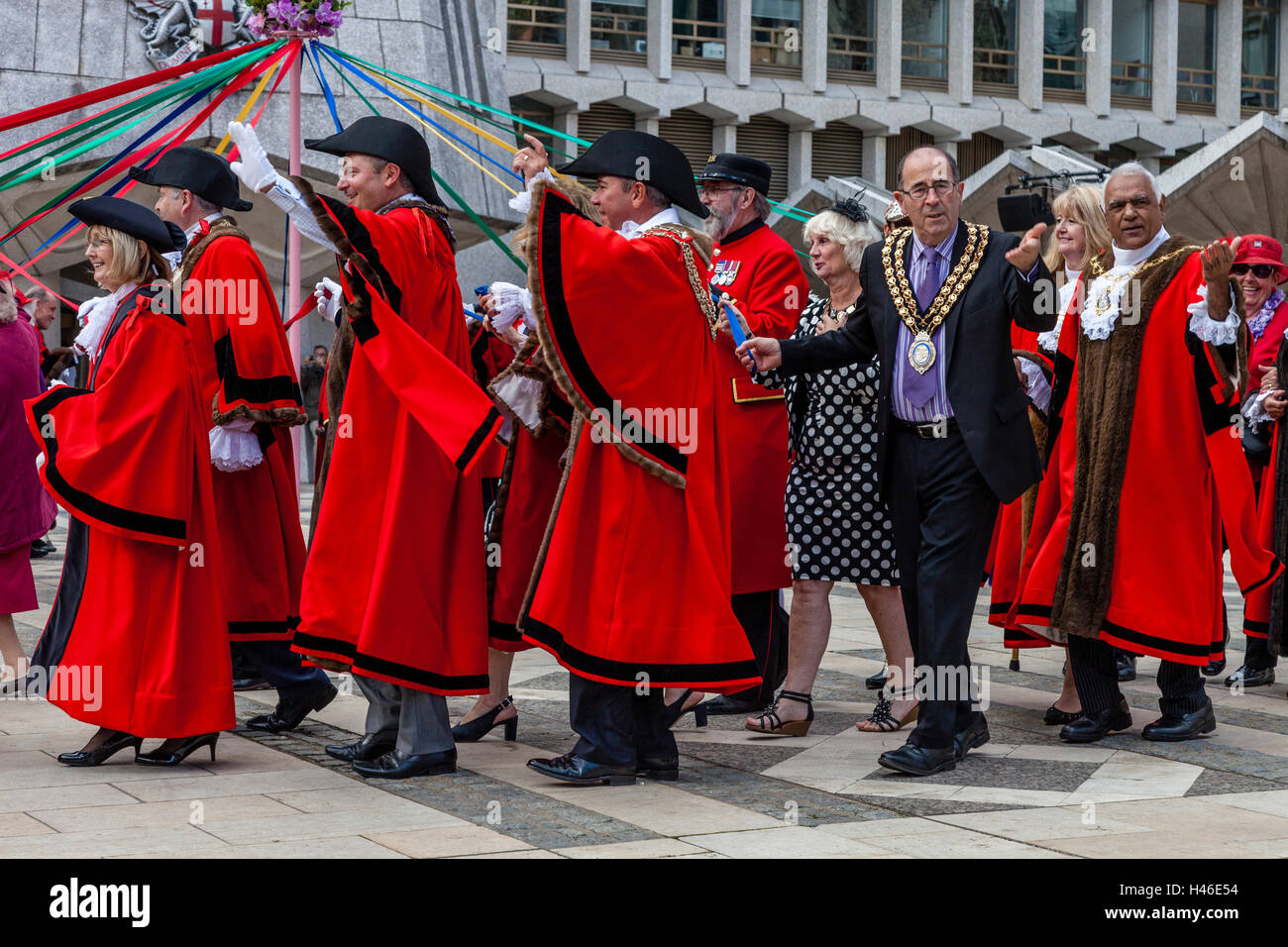 Les maires de Londres Inscrivez-vous à un Maypole Dance durant la Pearly Kings and Queens' Harvest Festival, le Guildhall Yard, Londres, Angleterre Banque D'Images