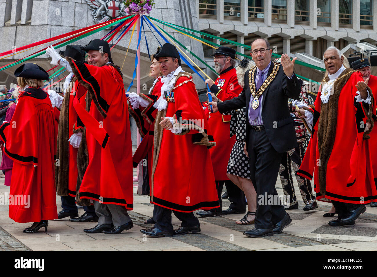 Les maires de Londres Inscrivez-vous à un Maypole Dance durant la Pearly Kings and Queens' Harvest Festival, le Guildhall Yard, Londres, Angleterre Banque D'Images