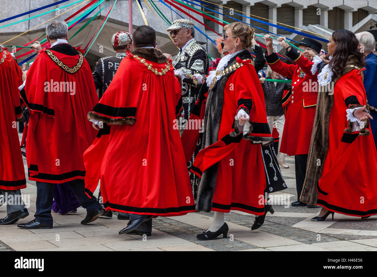 Les maires de Londres Inscrivez-vous à un Maypole Dance durant la Pearly Kings and Queens' Harvest Festival, le Guildhall Yard, Londres, Angleterre Banque D'Images