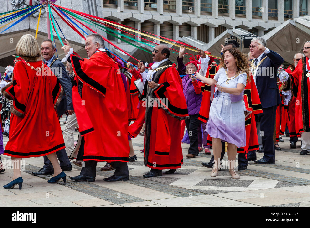 Les maires de Londres Inscrivez-vous à un Maypole Dance durant la Pearly Kings and Queens' Harvest Festival, le Guildhall Yard, Londres, Angleterre Banque D'Images