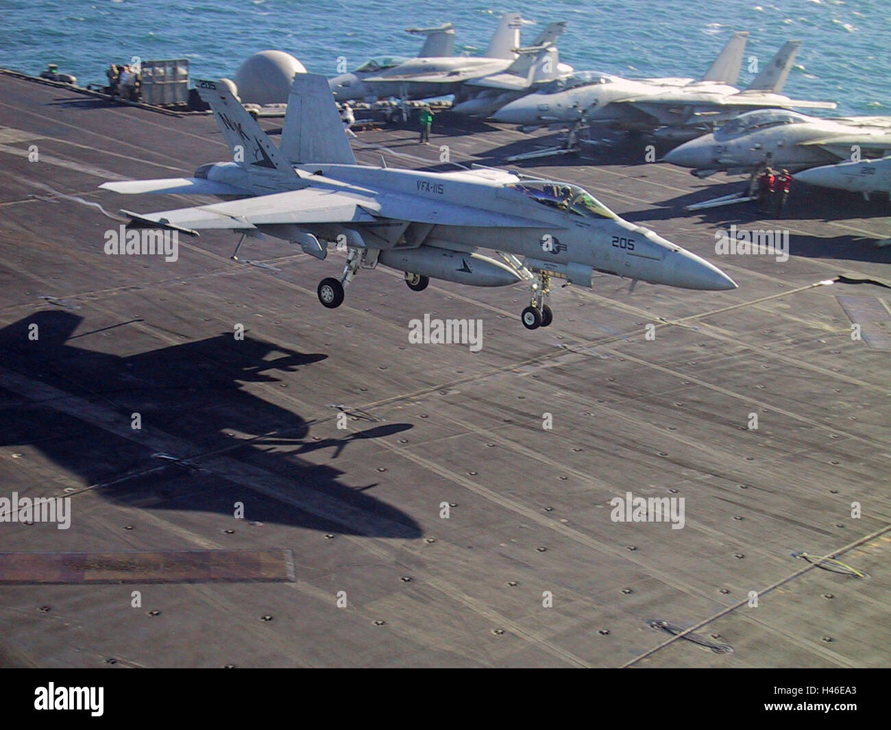 8 mars 2003 Au cours de l'opération Liberté immuable : Un F/A-18 Super Hornet atterrit sur l'USS Abraham Lincoln dans le golfe Persique. Banque D'Images