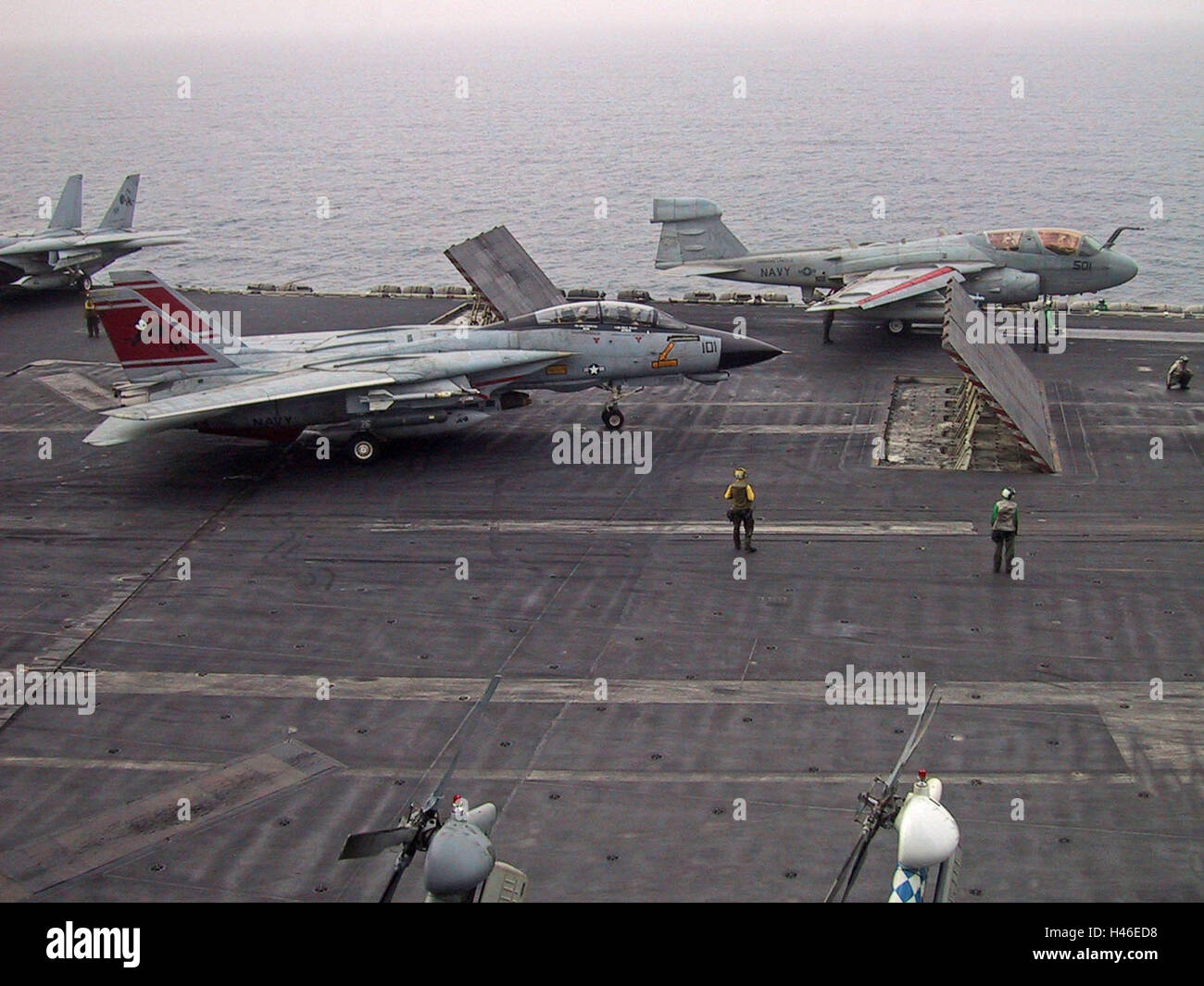 22 mars 2003 l'opération Iraqi Freedom : Un F-14 Tomcat et Un EA-6B Prowler sous peu pour le décollage de l'USS Abraham Lincoln. Banque D'Images