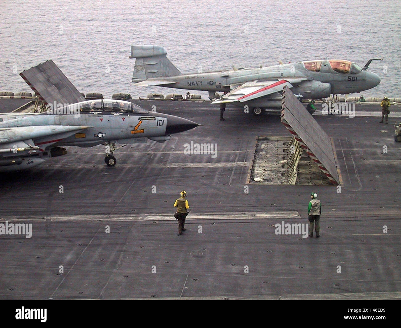 22 mars 2003 l'opération Iraqi Freedom : Un F-14 Tomcat et Un EA-6B Prowler sous peu pour le décollage de l'USS Abraham Lincoln. Banque D'Images