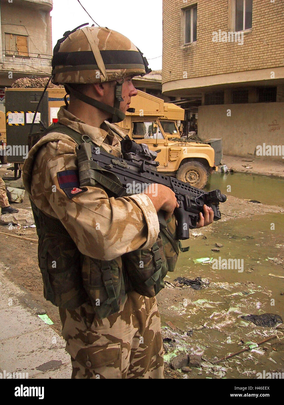 13 avril 2003 un soldat britannique de l'Irish Guards à Bassora, en Irak. Banque D'Images
