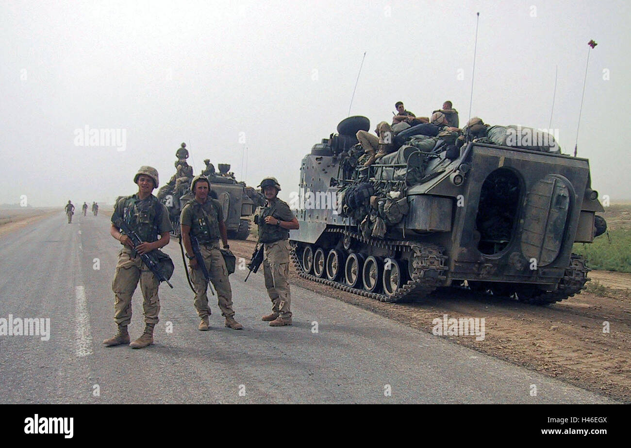 26 avril 2003 US Marines debout à côté de leur AAV-P7/A1 véhicules d'assaut amphibie près de Diwaniya, dans le sud de l'Iraq. Banque D'Images